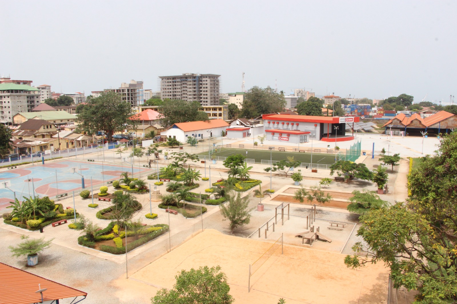 Vue aérienne du complexe Bluezone CLEE à Conakry avec terrains de sport et espaces culturels
